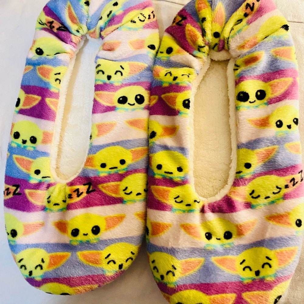 Baby Yoda slippers, size 7 and very soft and comfy warm 2 times.